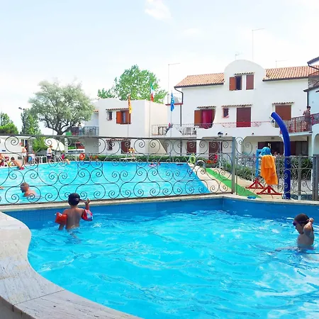El Patio Con Piscina
